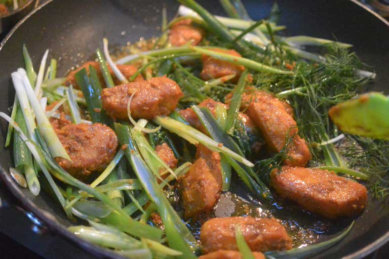 In a large skillet, fry the snakehead pieces. 