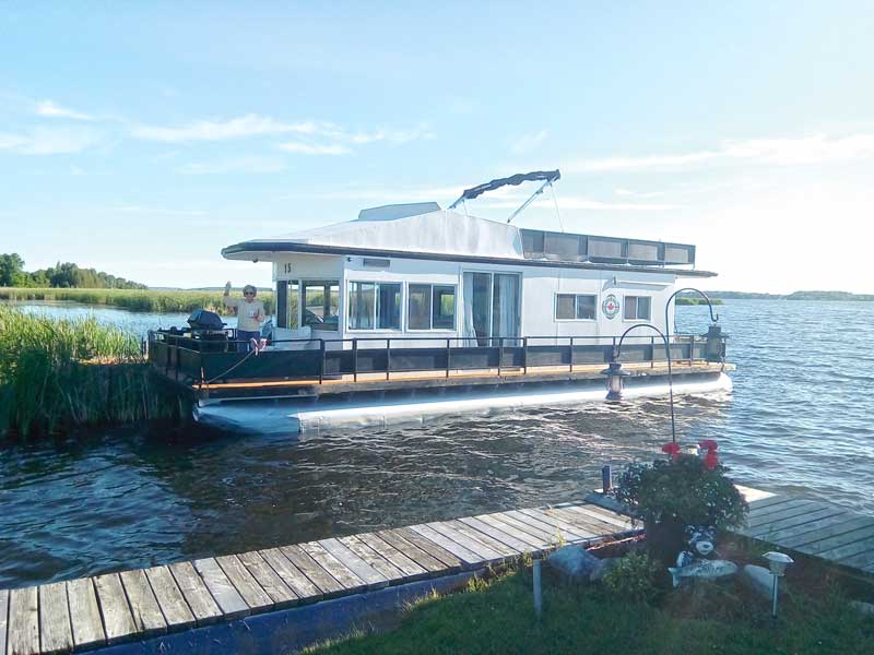 The only kind of boat easily charter-able on the TSW is a houseboat.