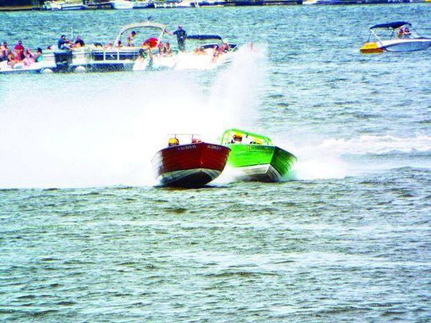 Long time Jersey Skiff driver Rob Garratano of Ocean Port, NJ, muscles his Indian Summer ahead of Annapolis, MD's, Jimmie Stewart driving the Kakaru.