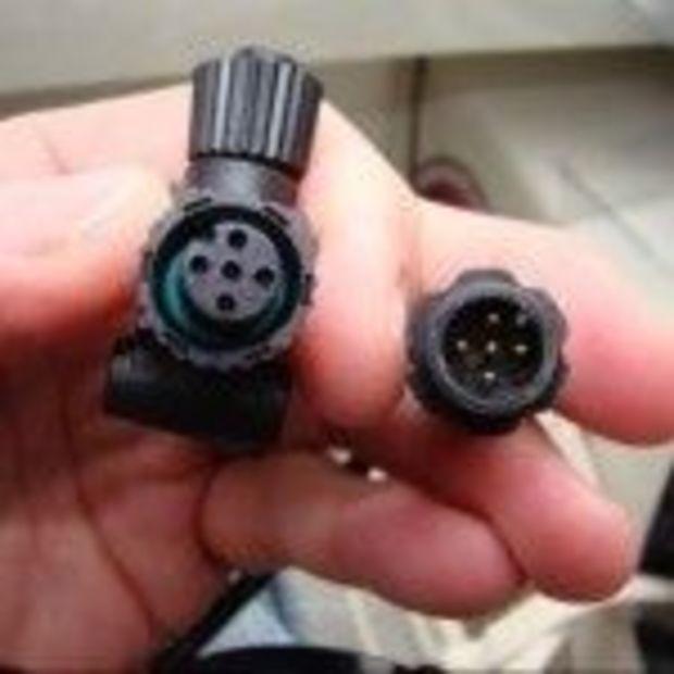 This is a close up of the waterproof connectors. Note the key which should make it difficult to make the connection incorrectly!