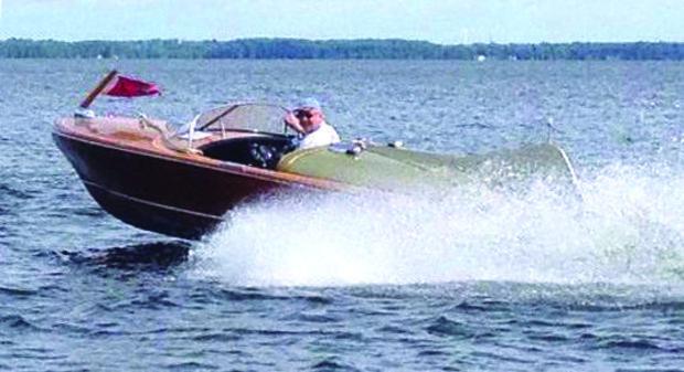 Chris-Craft Cobra at speed. Chris-Craft Cobra at speed.