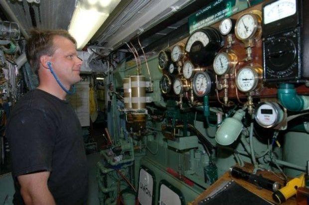 This extremely large (38,000 pounds), very slow turning diesel, delivers 400 hp while turning at just 340 rpm, producing a whopping 6180 pound-feet of torque. This extremely large (38,000 pounds), very slow turning diesel, delivers 400 hp while turning at just 340 rpm, producing a whopping 6180 pound-feet of torque.
